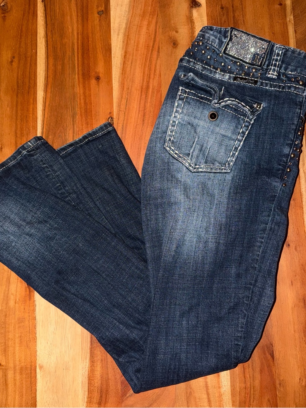 Dark Wash Women’s Rock and Roll Cowgirl Jeans with Studded Trim size 33x34. #508